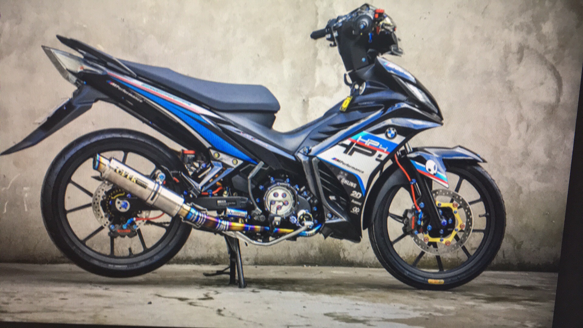 Tem exciter 135 trắng xanh đen hp4