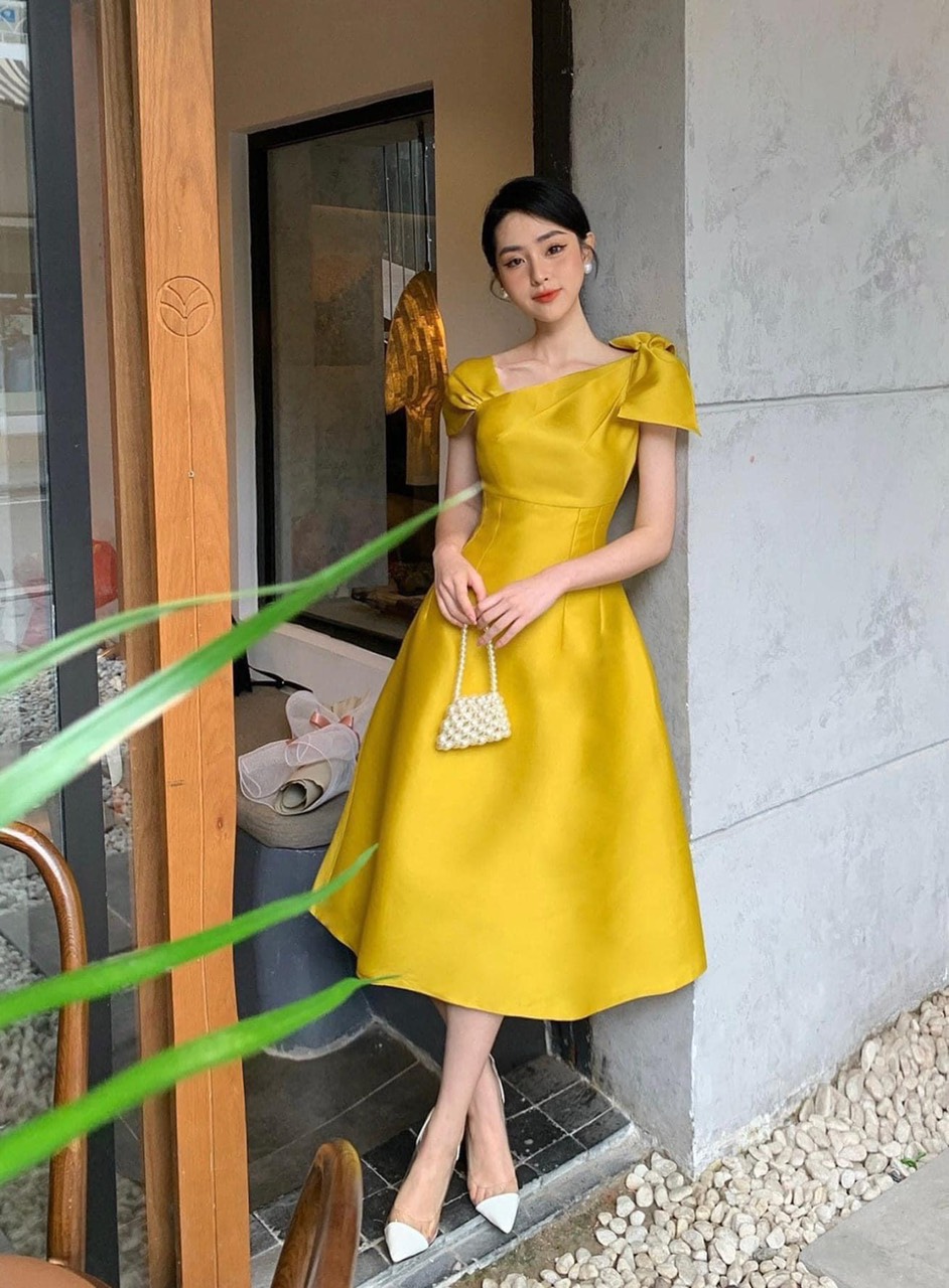 Lương Thùy Linh mặc đầm kén dáng đụng độ Hà Hồ  Võ Hoàng Yến