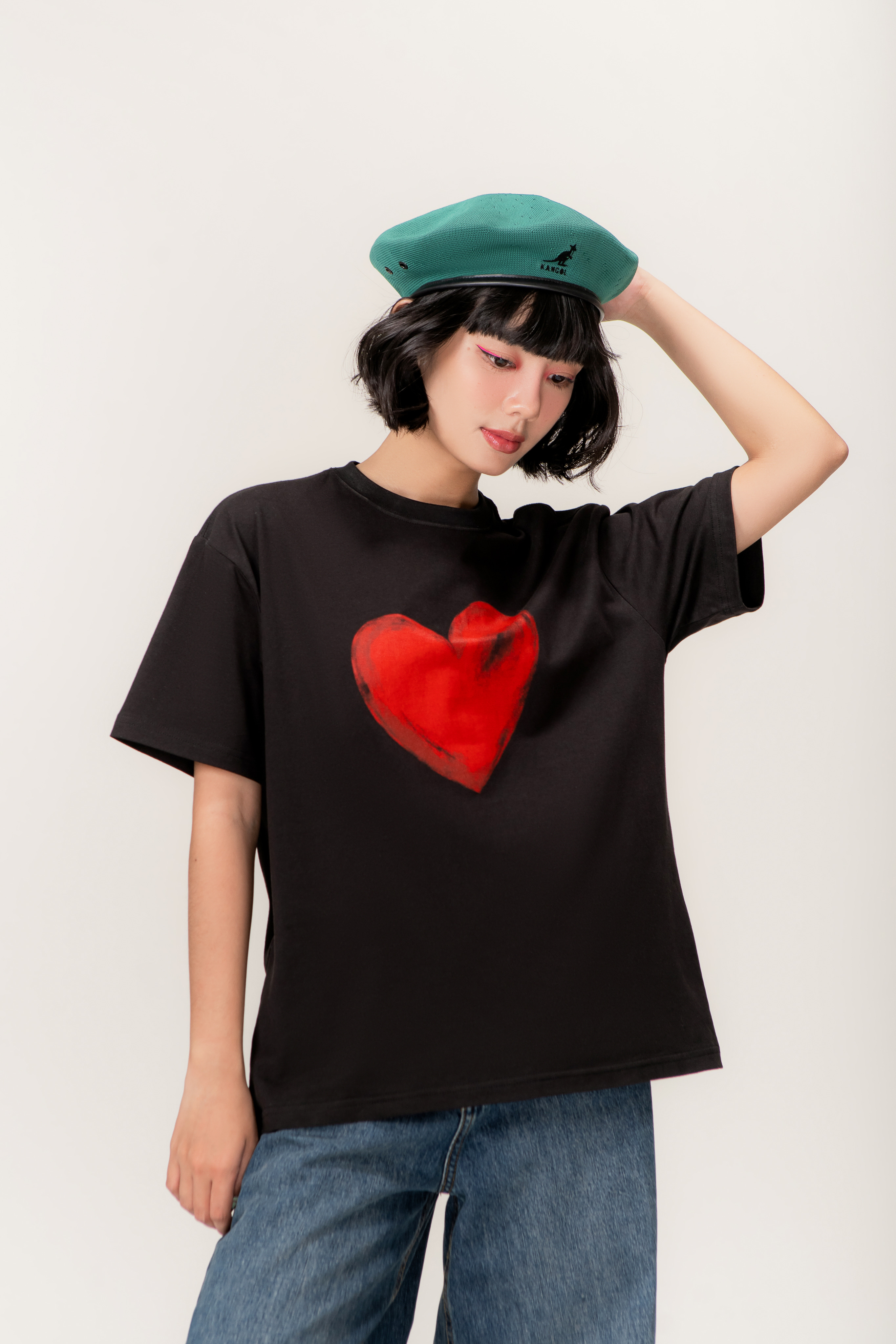 LIBÉ - Áo thun đen oversized tay ngắn in hình trái tim đỏ