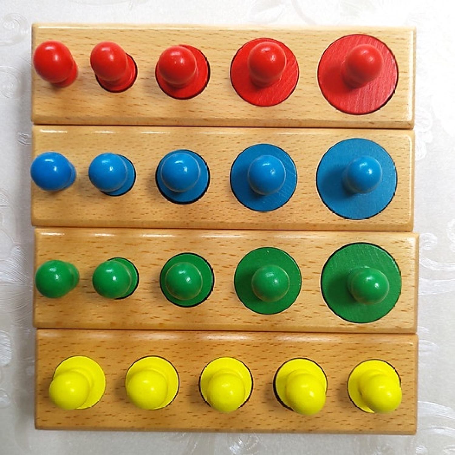 Núm trụ Montessori màu sắc