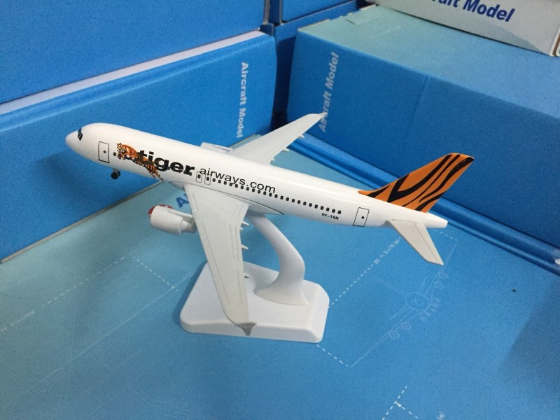 Mô hình máy bay Tiger 18cm có bánh xe