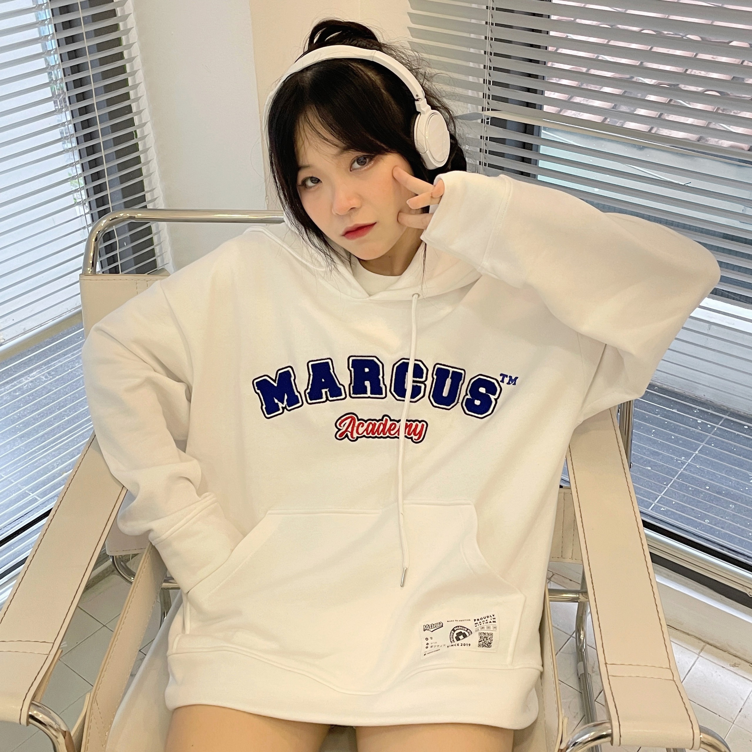 Academy hoodie marcus màu trắng