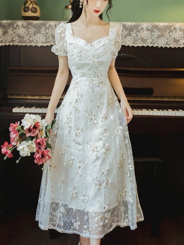 Đầm maxi trắng thêu hoa 2 lớp