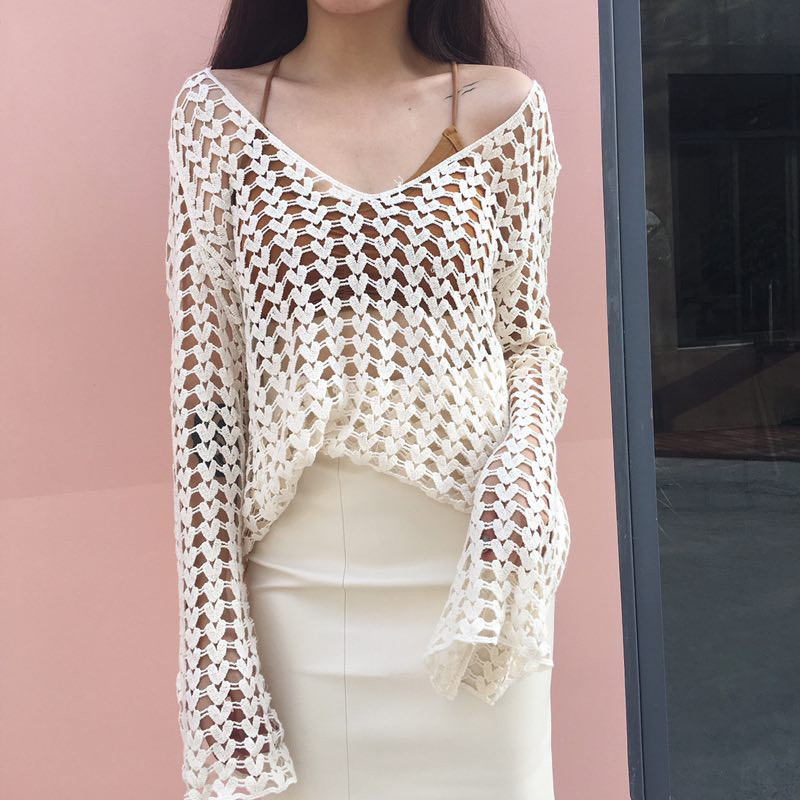 Áo đan lưới hình trái tim đi biển