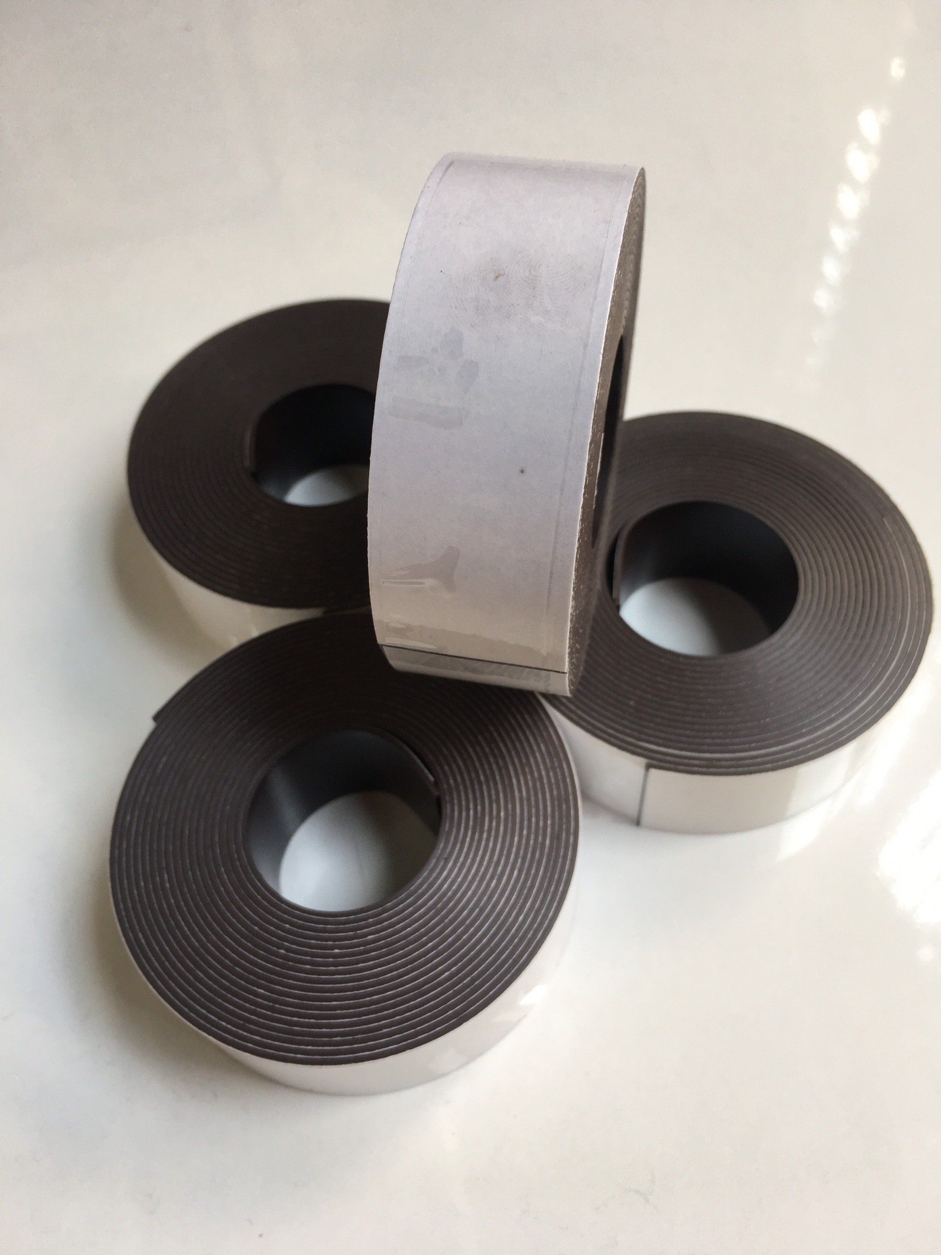 [HCM]Cuộn Nam Châm Dẻo Phủ Lớp Băng Keo (Kích thước 3m x 3cm x 1mm) Cuộn Nam Châm Lá