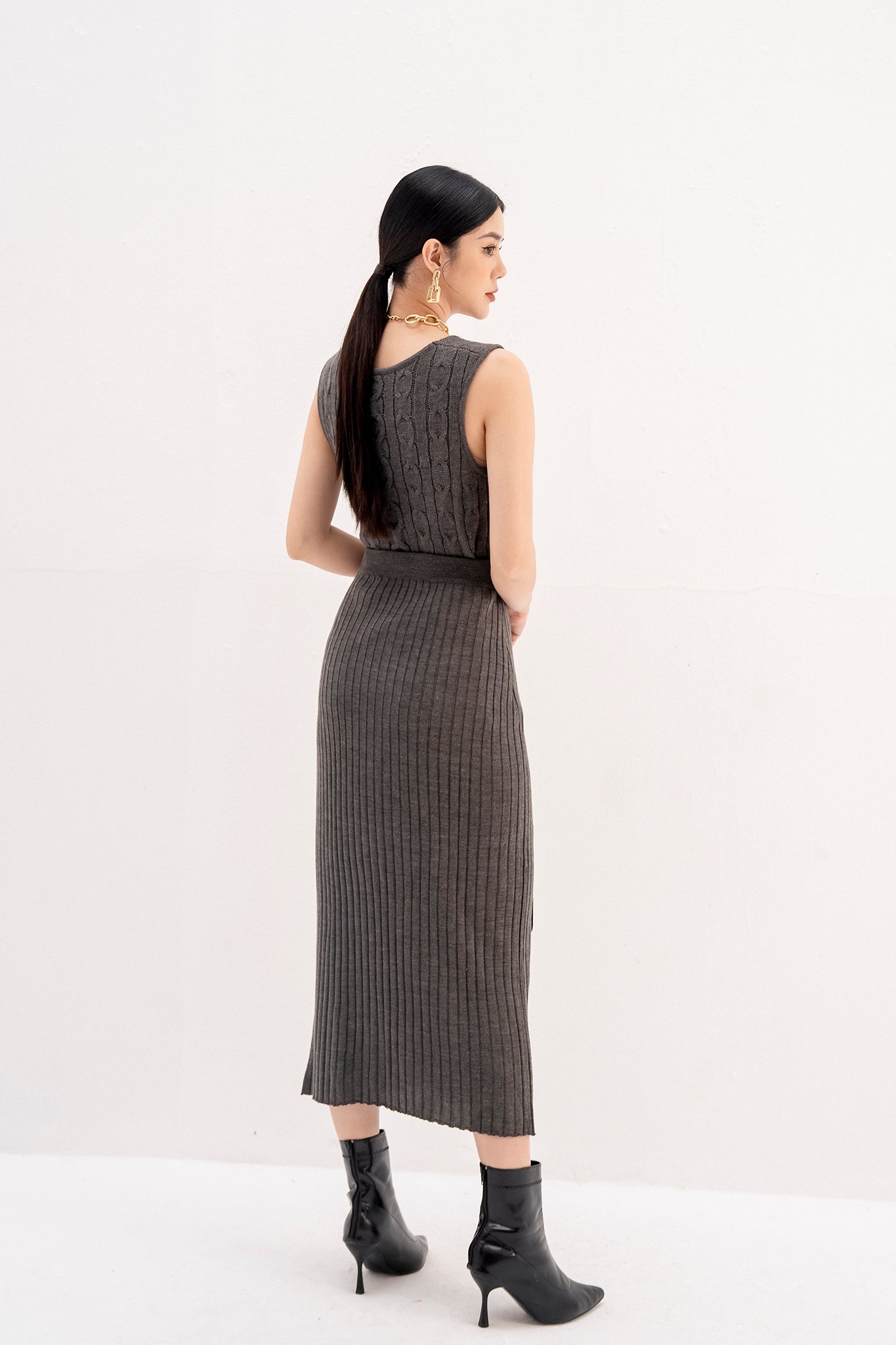Áo len nữ sát nách cổ V Eva de Eva 21AALE014X