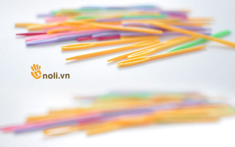 Plastic wool sewing needle