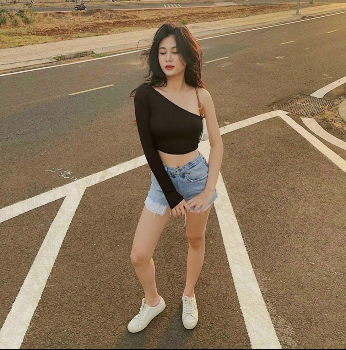 Áo croptop 1 bên hở vai 1 bên tay dài lệch chất thun bozip