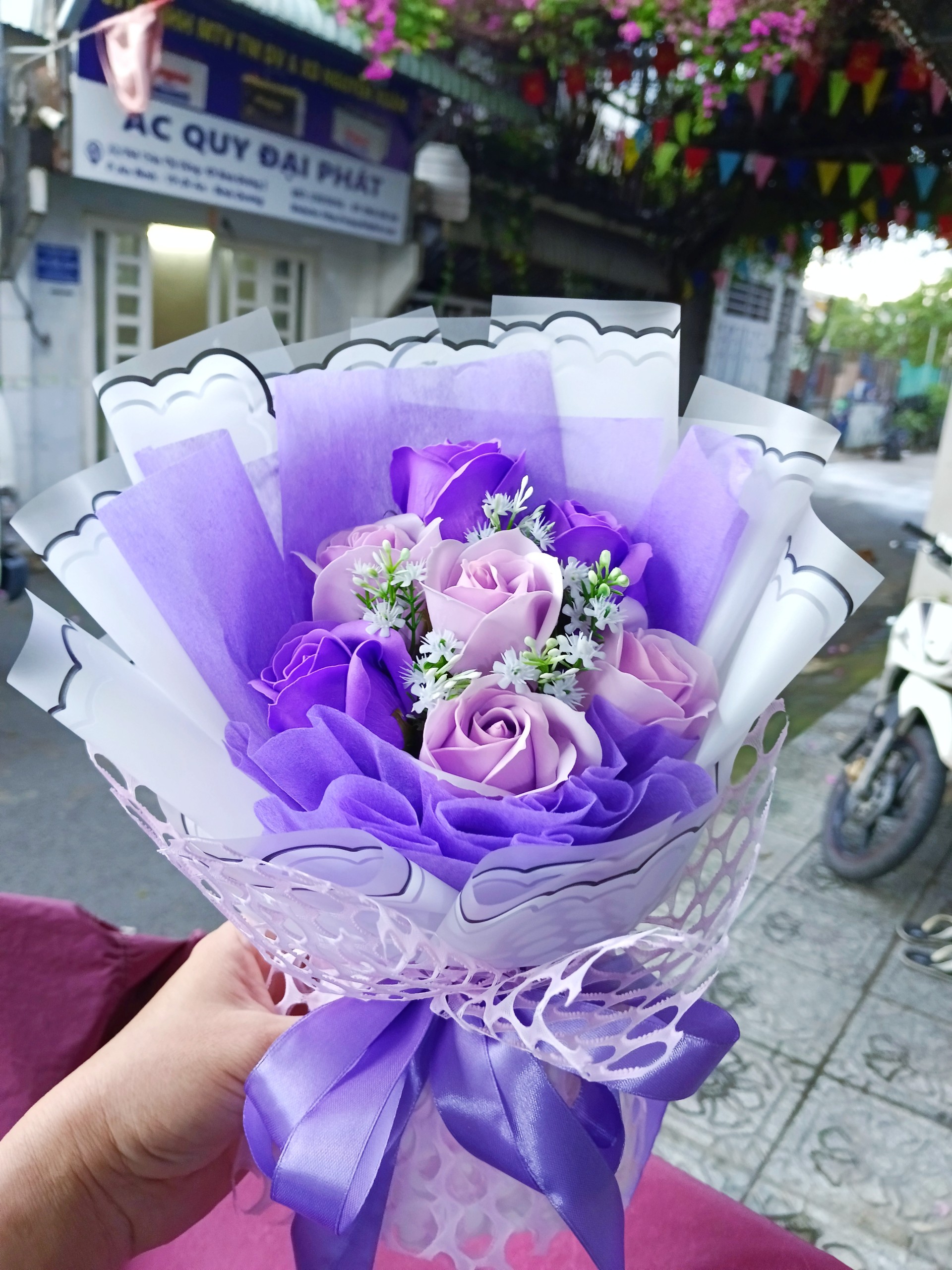-Set Hoa hồng sáp 7 bông tặng túi giấy + thiệp + đèn nháy