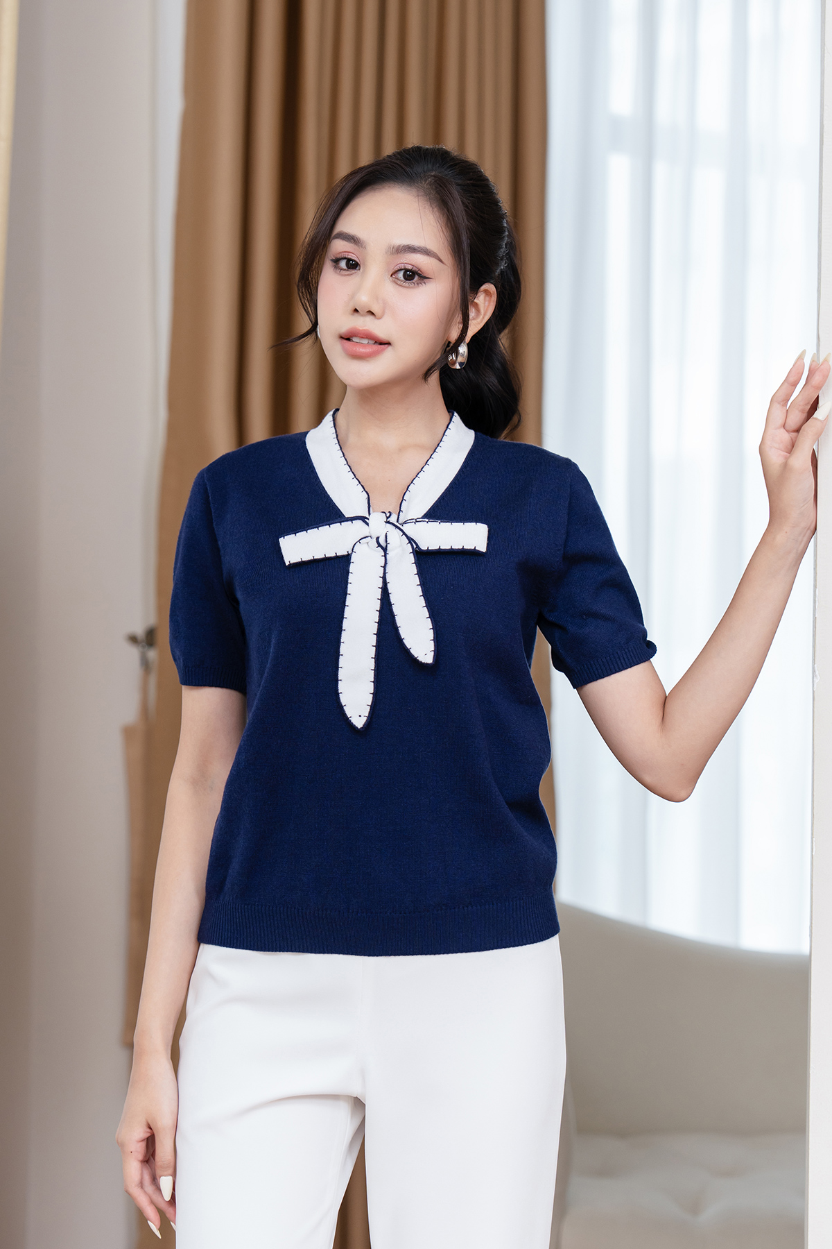 Áo len nữ tay ngắn cổ nơ phối màu lamer o61w23t004