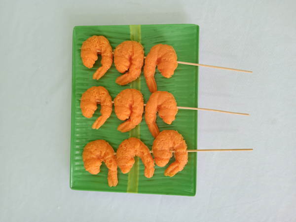 Tôm surimi_mô hình xiên que bằng nhựa