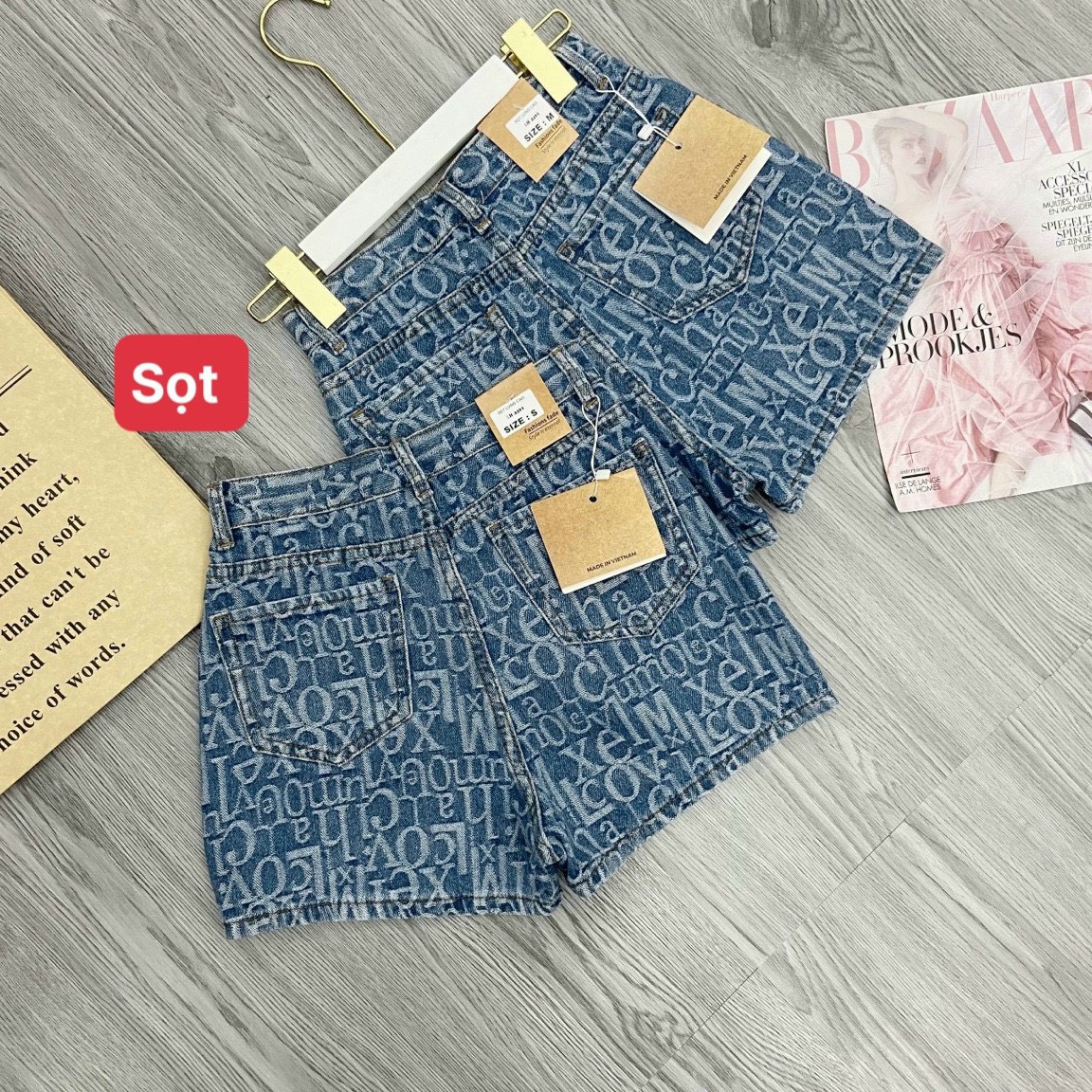 Quần shorts jean dệt chữ khắp quần cực xinh , chất jean dày dặn