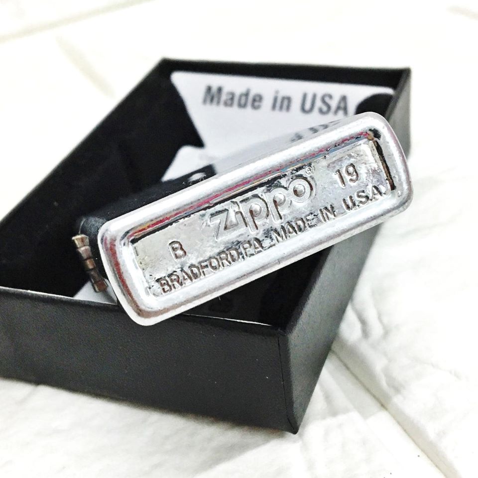 [ KHUYẾN MÃI ] Hột Quẹt , Bật Lửa Zippo Mỹ ( USA ) Màu Bạc Ruột Bạc ( Có Tem Đỏ )
