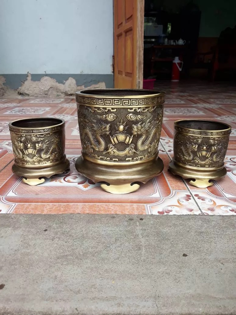 Bát hương thờ cúng bằng đồng vàng