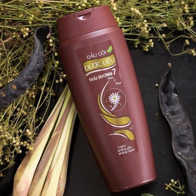 >> SO SÁNH GIÁ DẦU GỘI QUỲNH DƯƠNG | Shopee Lazada Sendo Tiki 60 Dầu gội Dược Liệu Thái Dương 7 ( màu Nâu ) : 7 ngày hết gàu, hết ngứa ( 200ml )