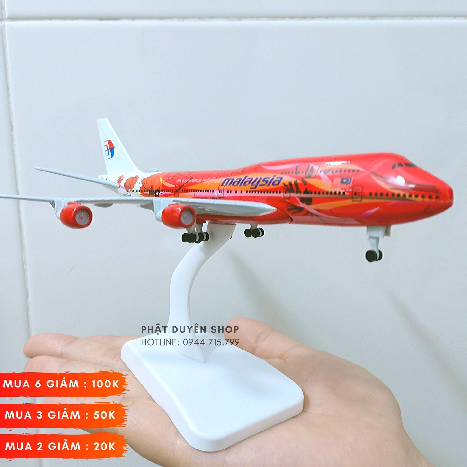 Mô hình máy bay tĩnh Airbus A380 Malaysia đỏ Airline ( 20cm + Đế chưng bày + Bánh xe) Hợp kim sáng - Bộ sưu tập