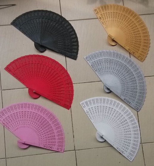 Quạt gỗ trắng nan 21cm cổ trang 1 màu