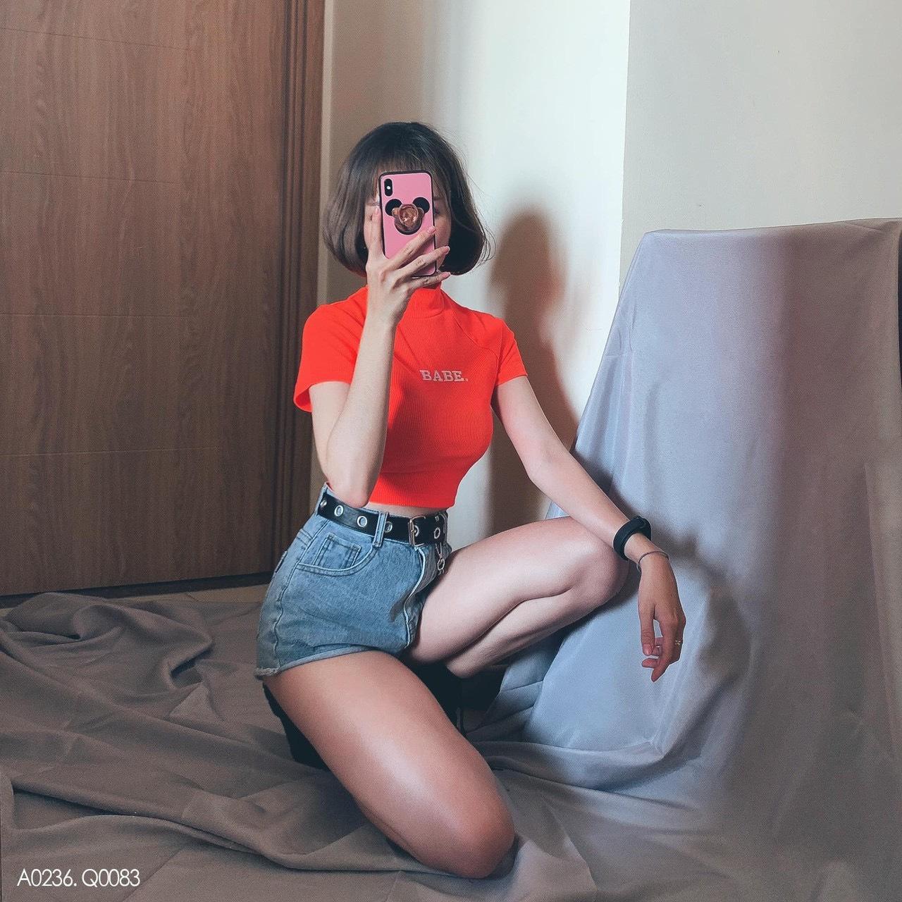 Áo croptop ôm body cổ lọ in chữ BABE siêu xinh