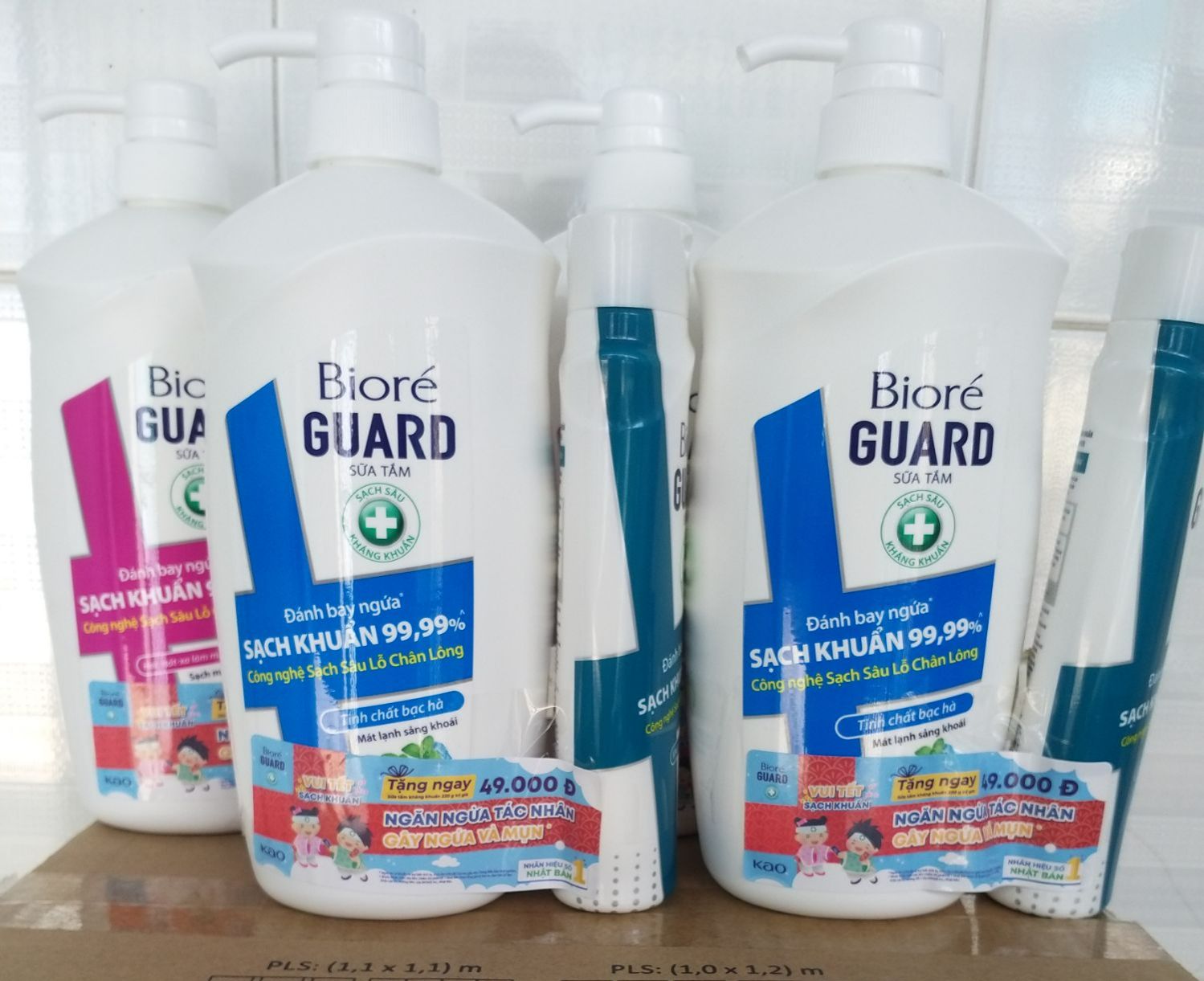 Sữa tắm kháng khuẩn Biore Guard 800g khuyến mãi chai 220g/ 2 khuôn kem kun