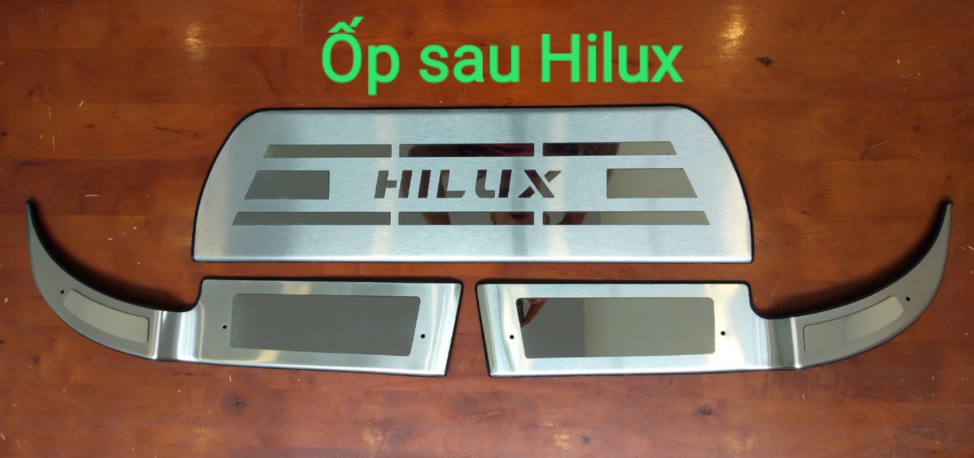 Ốp inox cản sau toyota hilux 2016-