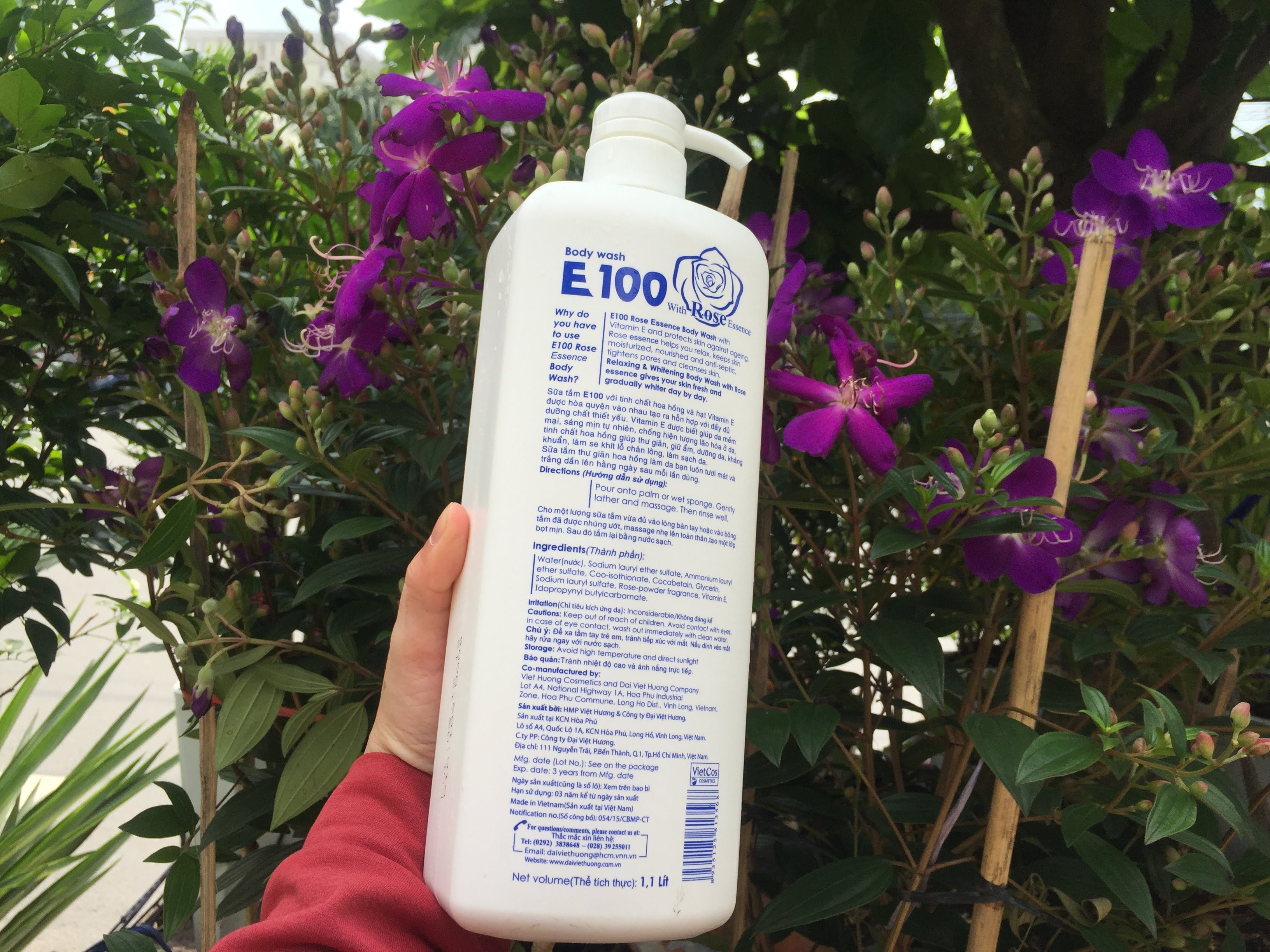 Sữa tắm E 100 Vitamin E và hoa Hồng 1100 ml trắng da