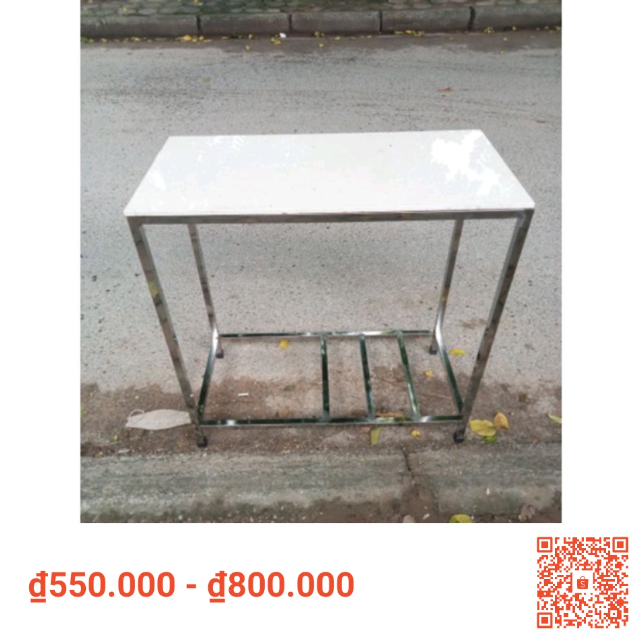 Kệ để bếp ga và bình ga được để trên giá đỡ inox