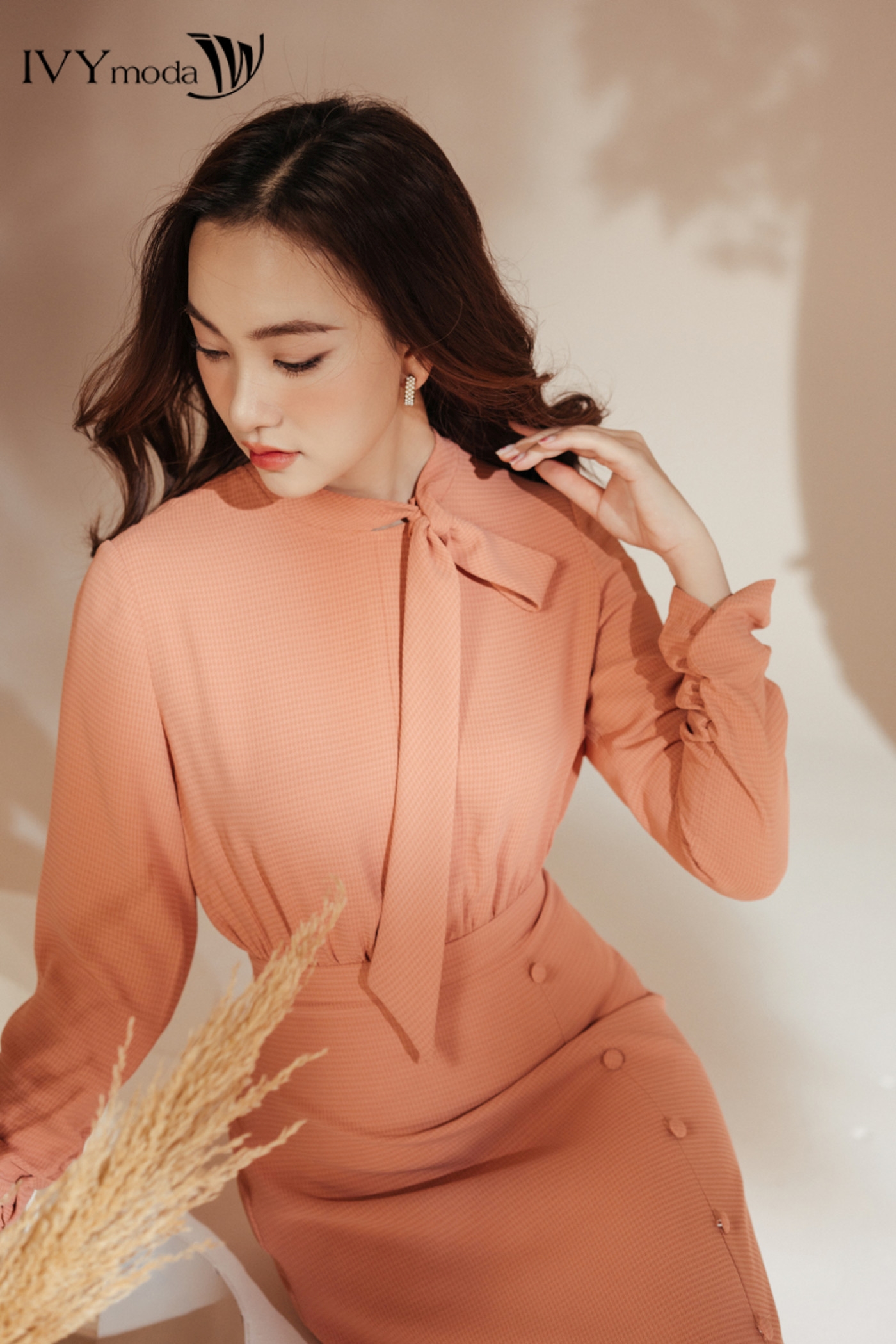 Đầm lụa maxi cổ nơ IVY moda MS 48M7957