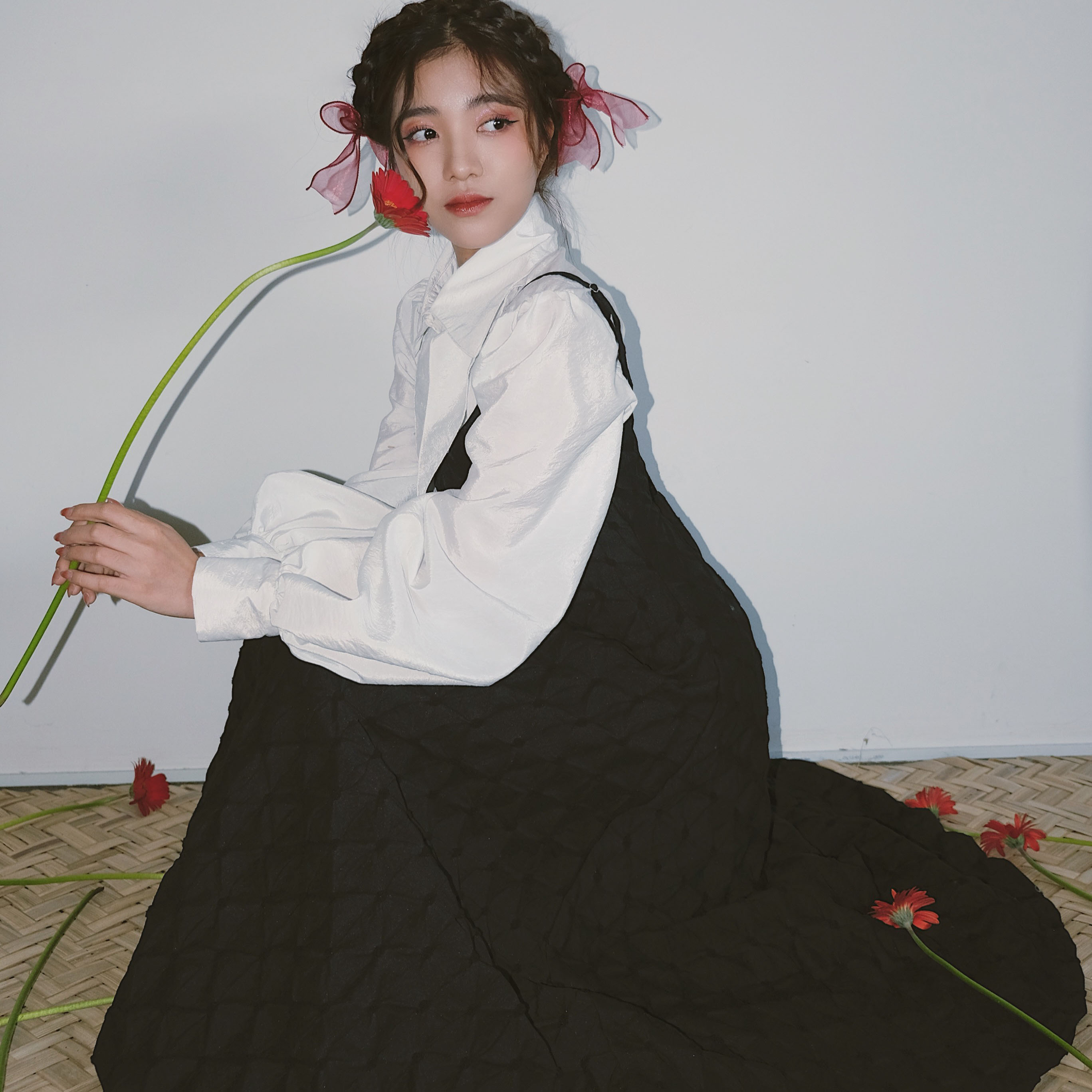 INTO.EIGHT | Đầm đen vải gấm cắt giọt nước INTO.EIGHT thiết kế (Dainty Dress)