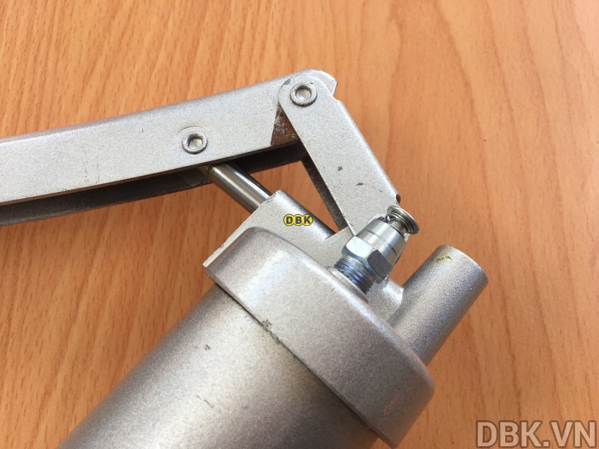Máy bơm mỡ cầm tay 400cc DBK-839