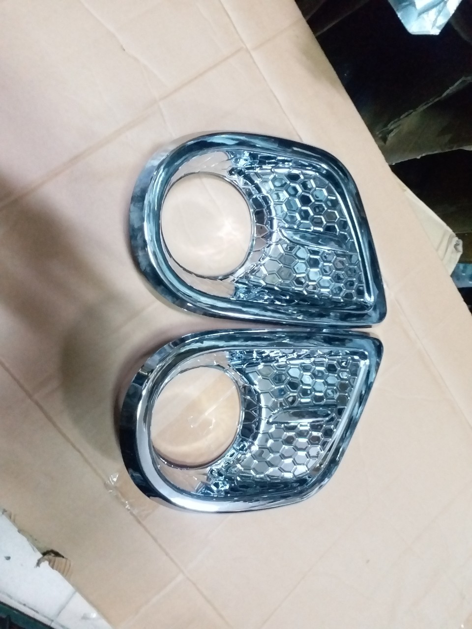 Bộ ốp viền đèn gầm xe Fortuner 2009-2011