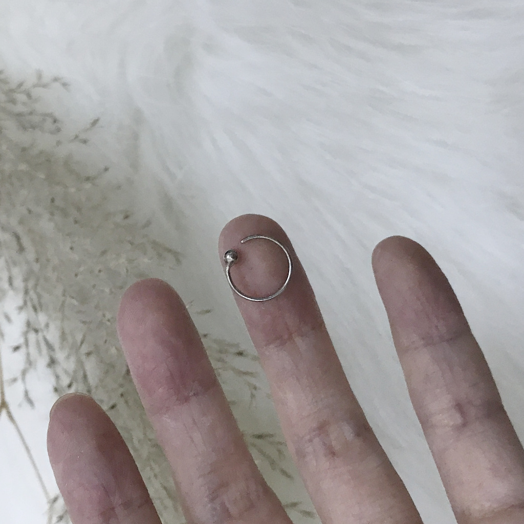 MINIMAL C-shaped mini-pull earrings