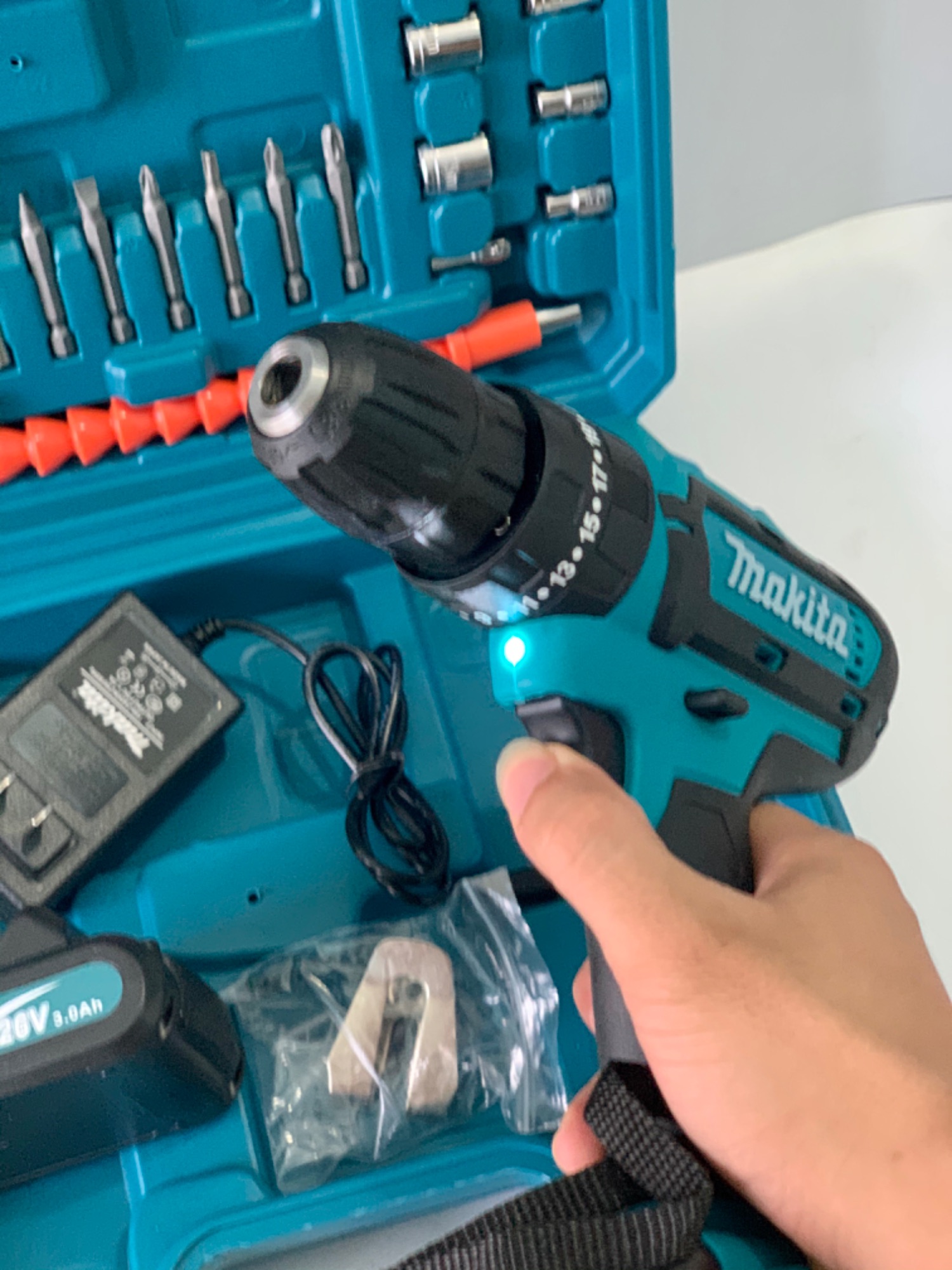 khoan pin 26v makita có búa