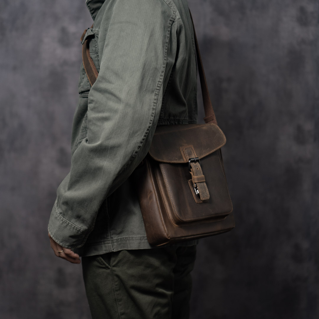 Túi đeo chéo da bò nam cao cấp | Messenger bag basic 10.5in | Manuk leather (Túi da Ipad)