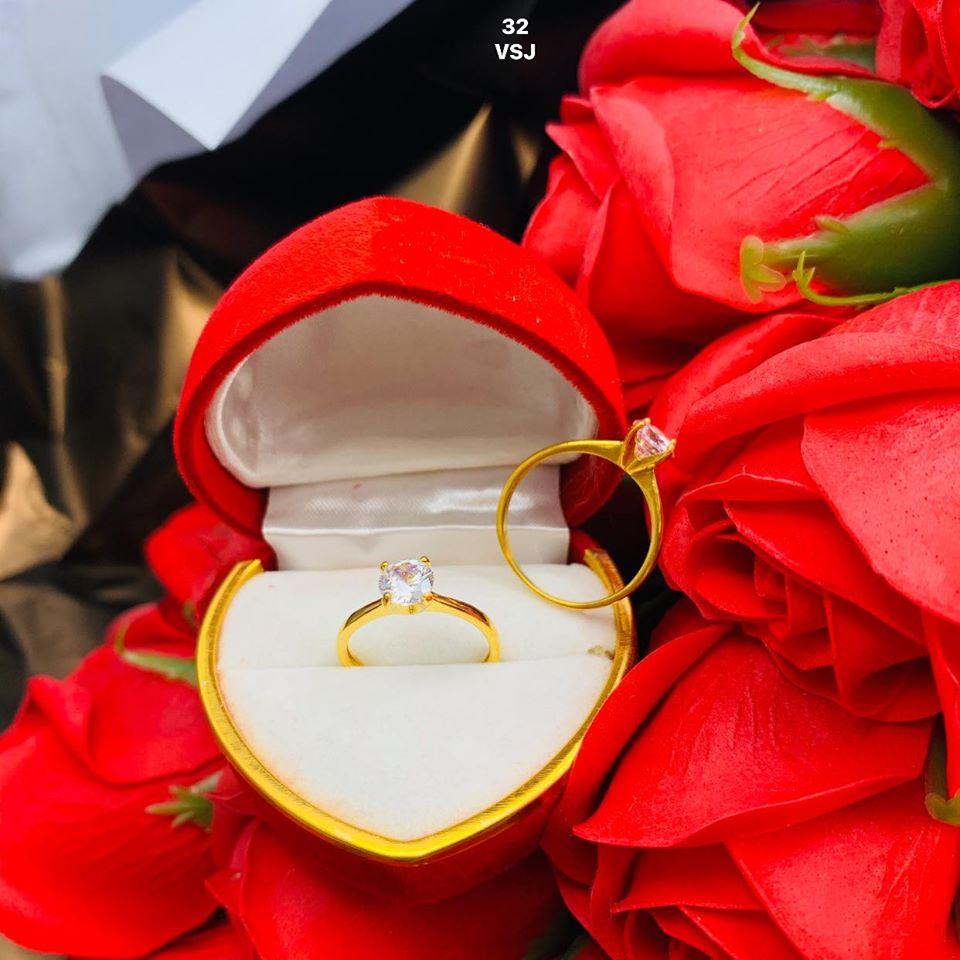 Nhẫn cầu hôn vàng tây có hóa đơn bảo hành