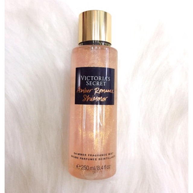 Xịt Thơm Có Nhũ Victoria’s Secret Holiday Shimmer Fragrance Mist 250ml Xịt thơm mist nhũ kim tuyến Victoria's Secret - Amber Romance Shimmer  giúp làn da của bạn nuôi dưỡng mềm mại, tỏa sáng lấp lánh rạng rỡ