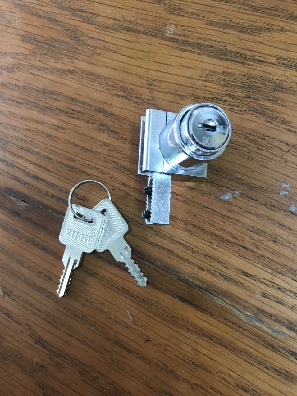 Khóa nhấn dùng cho tủ kính 2 cánh lùa Xiehe