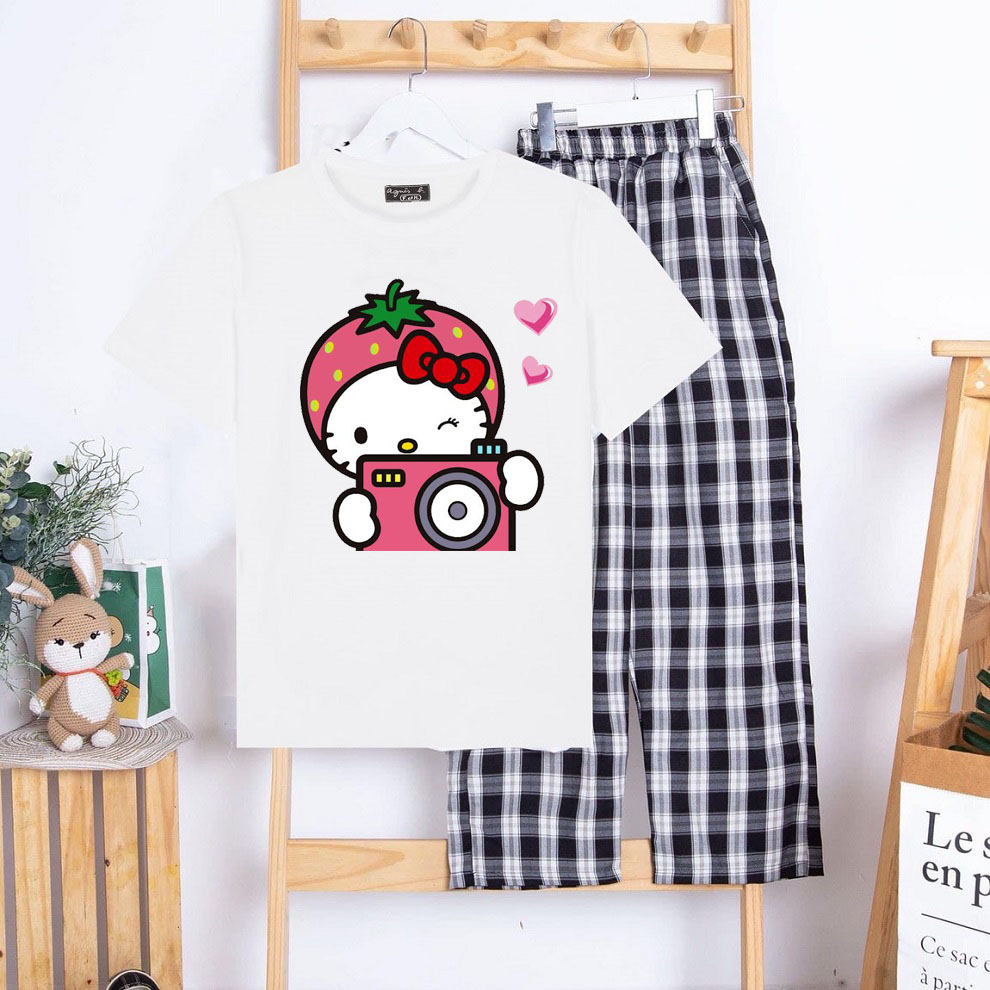 Sét Quần Áo Thời Trang Nữ Xinh Cute Mặc Đi Chơi Dạo Phố, Chất Liệu Áo Cotton Trắng Organic Ngắn Tay Cổ Tròn In Dâu Chụp Ảnh Kèm Quần Ống Rộng Thun Cát