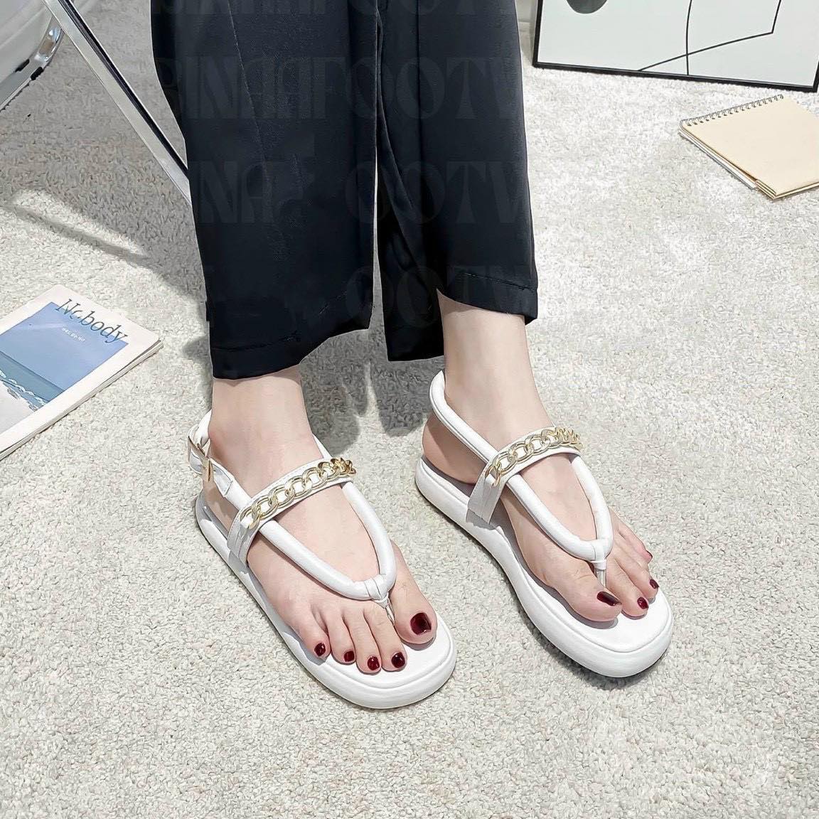 Giày sandal nữ đế bánh mì quai tròn xích ngang hottrend XTX