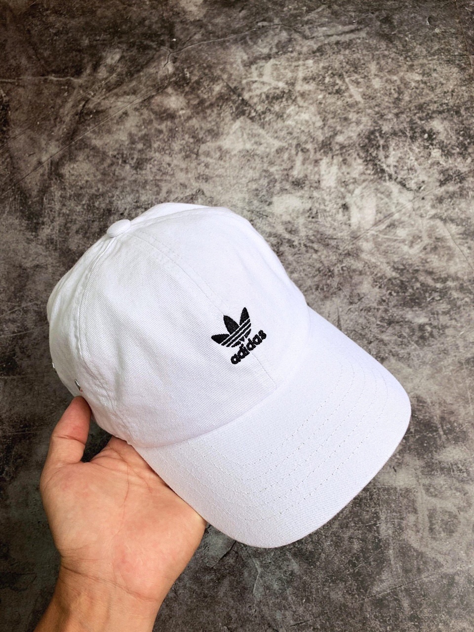 Mũ adidas trắng logo mini
