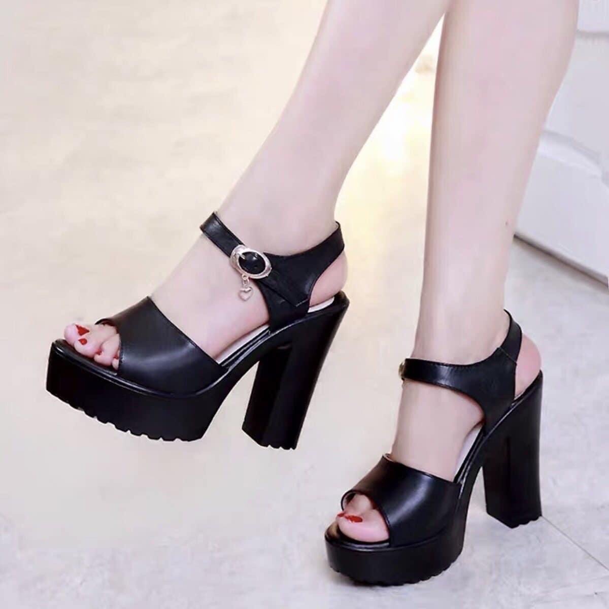 Giày sandal quai bản