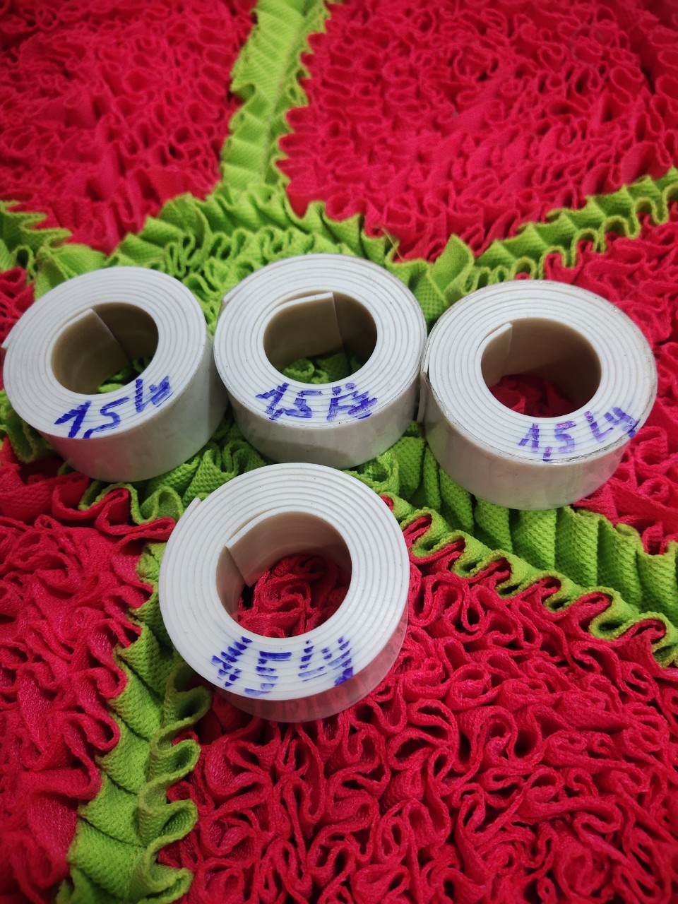 cuồn nhựa dán đế chân vịt máy vắt sổ