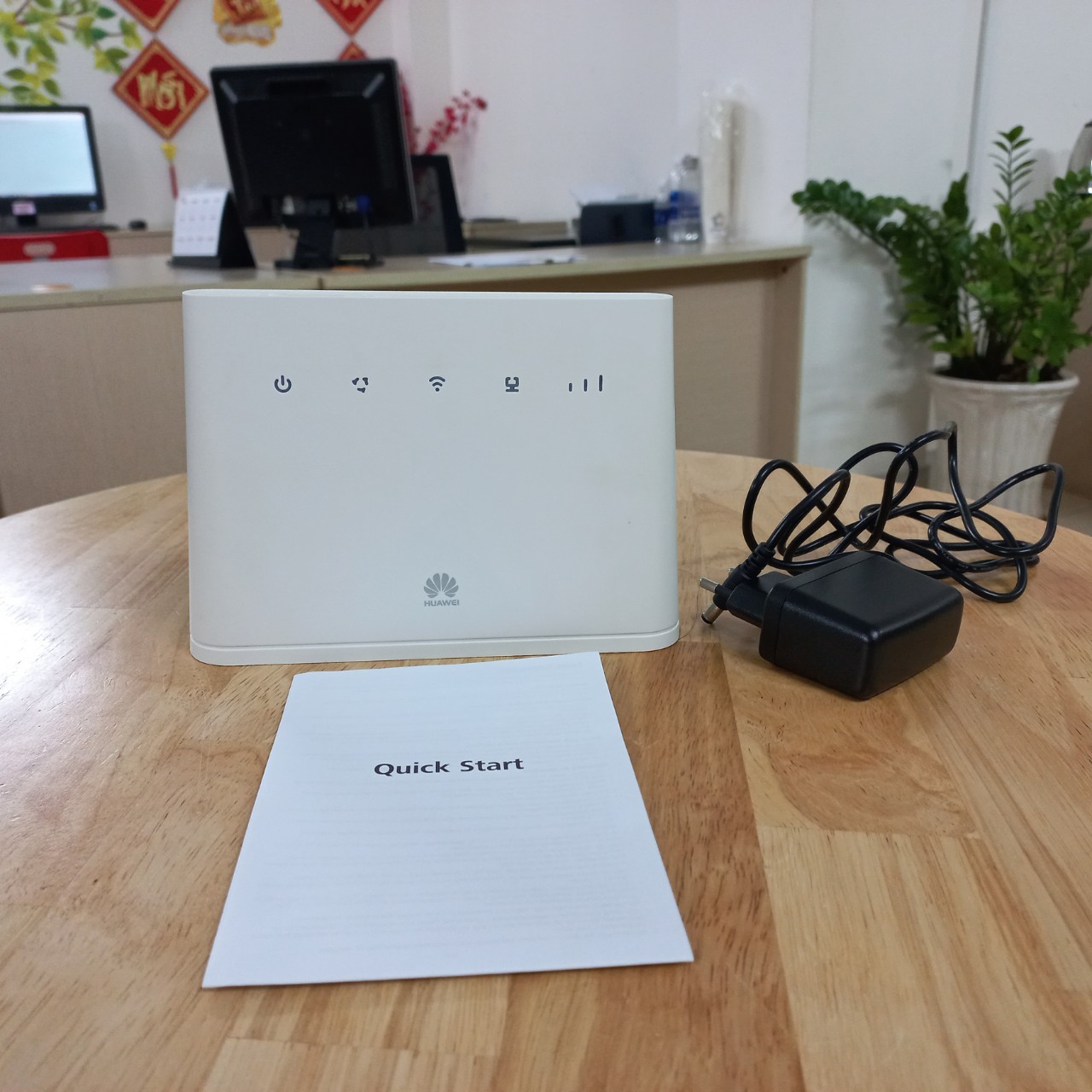 [Khóa mạng] Bộ phát wifi 4G dùng cho gia đình MobiWifi. Cục phát wifi 4G kèm sim 4G Mobifone tốc độ cao không giới hạn dung lượng. Router Huawei B311-221 chính hãng bảo hành 12 tháng kết nối 32 thiết bị. MobiWifi. Sim 4G