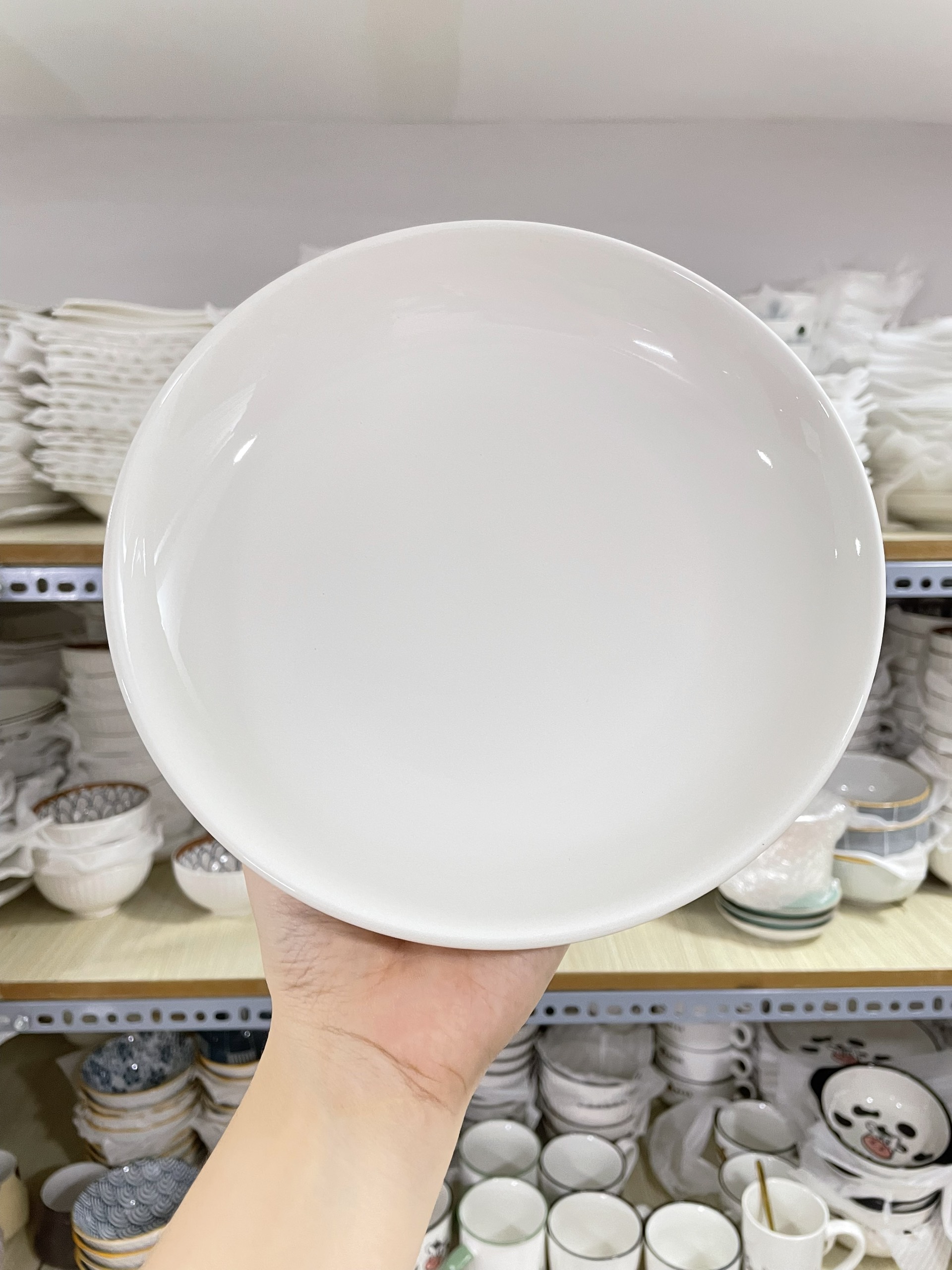 1 cái Dĩa sứ trắng sâu lòng kích thước 20 cm.