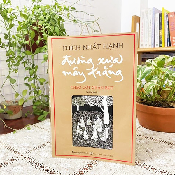 Đường Xưa Mây Trắng - Theo Gót Chân Bụt (Tái Bản ) (Bìa mềm)