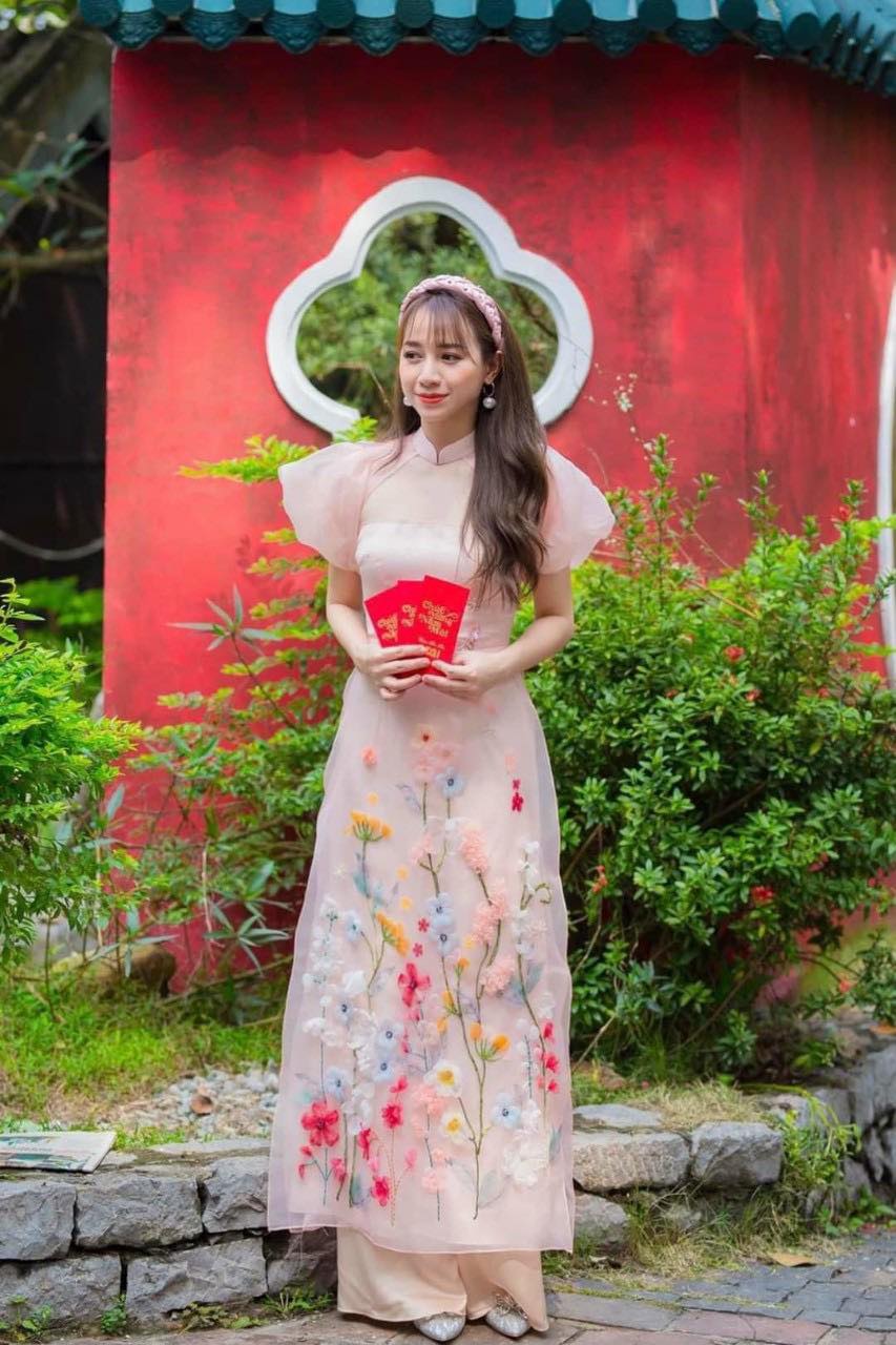 Áo dài thêu hoa cách tân tay bồng