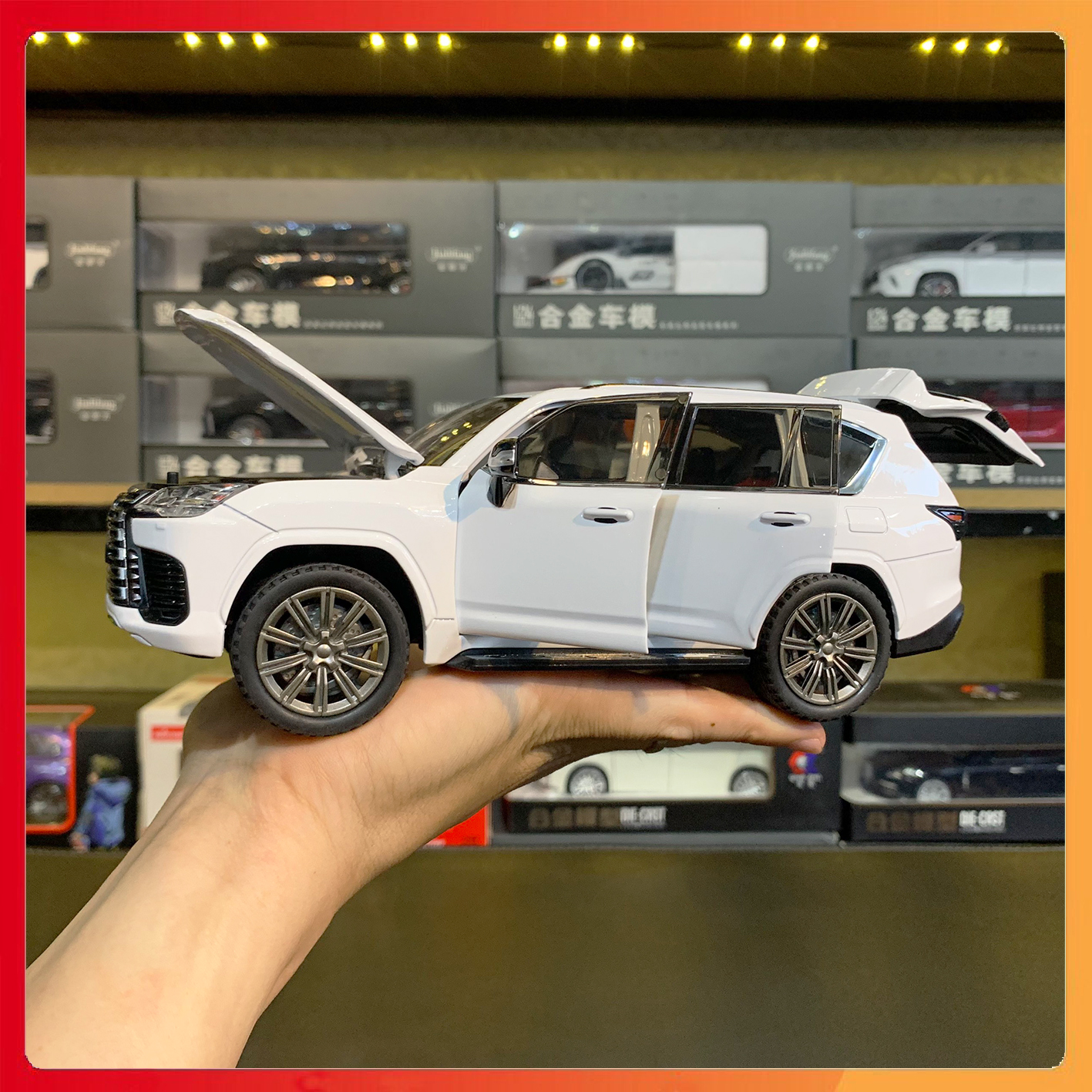 Mô hình xe Lexus LX600 tỉ lệ 1:24 CHIMEI