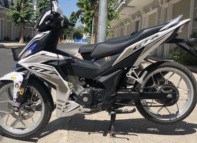 Tem xe winner GTR trắng xám