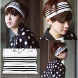 Set 2 băng đô thể thao thời trang in chữ vải len - trắng sọc đen