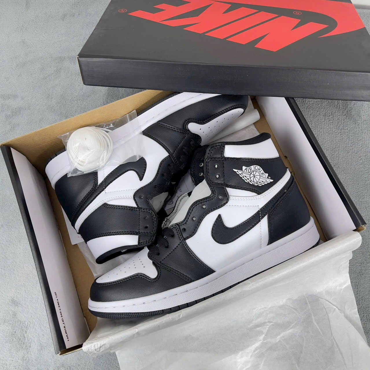NIKE AIR JORDAN 1 MID
