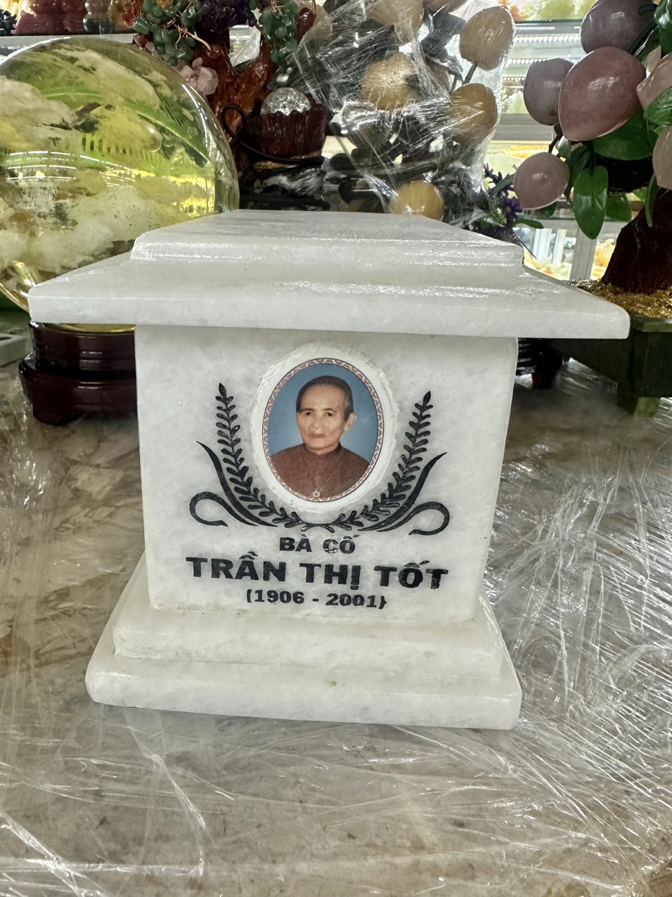 Hủ đưng tro cốt phật giáo đá cẩm thạch trắng